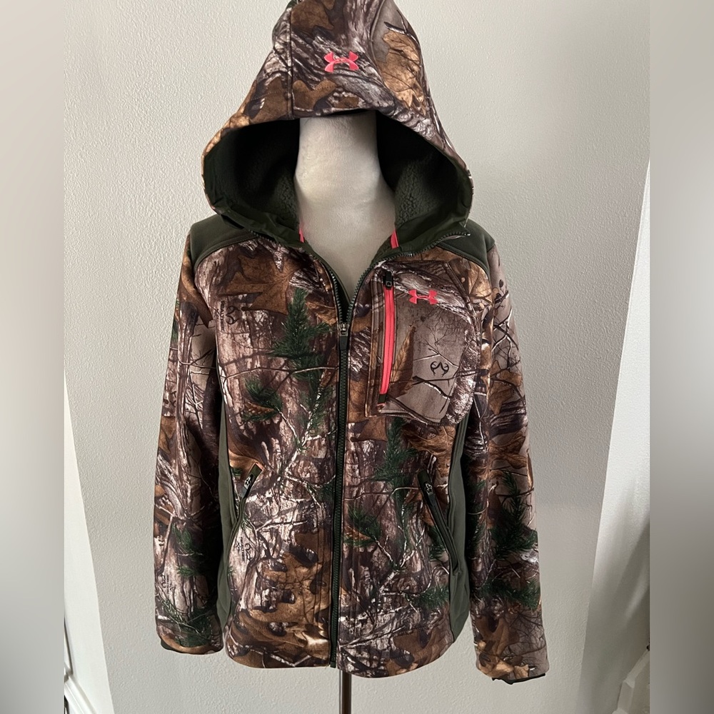 Women’s camo Under Armour jacket. Excellent condition!! Size M